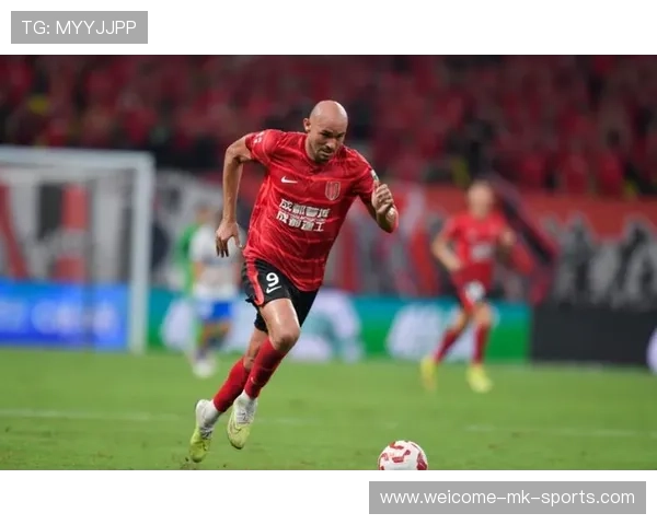 费利佩禁区内接球转身抽射破门，成都蓉城热身赛梅开二度