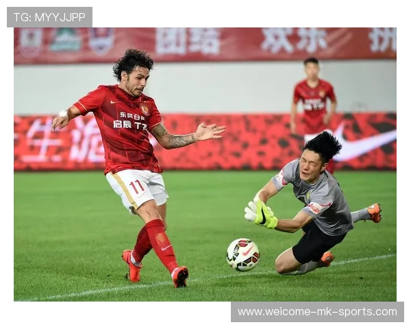 禁区混战补射破门，点燃主场